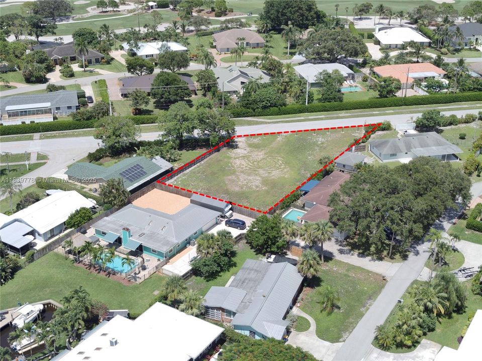 На продажу: $975,000 (0.34 acres)