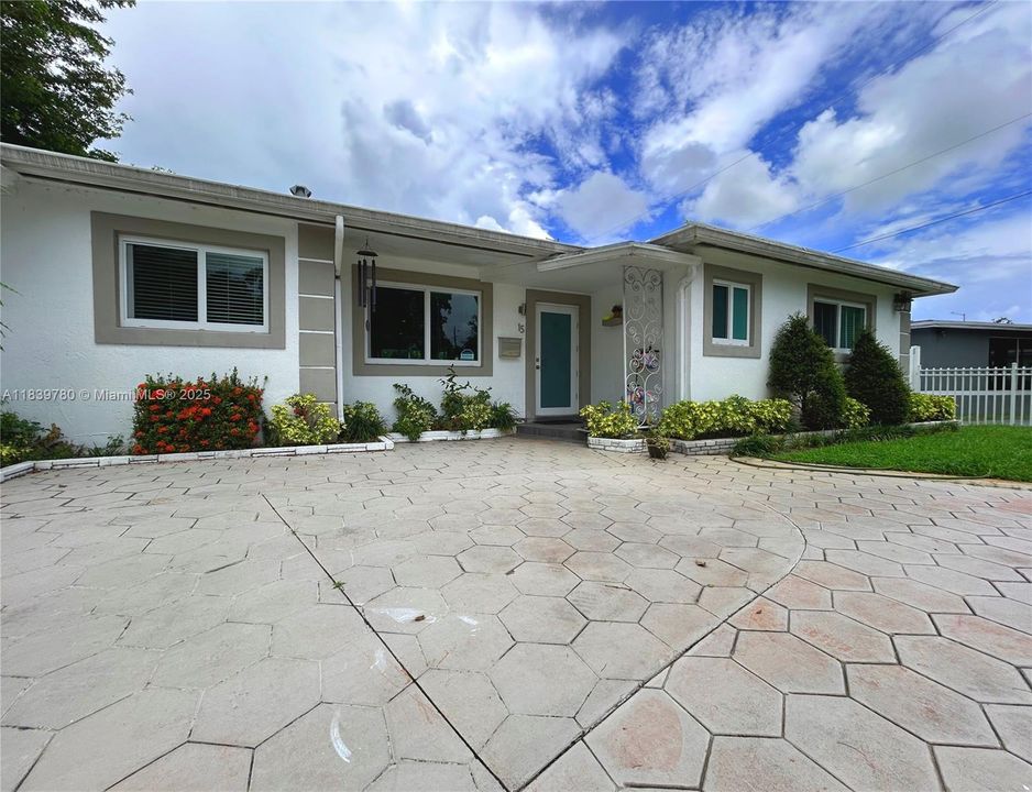 Active With Contract: $4,250 (3 beds, 2 baths, 1812 Square Feet)