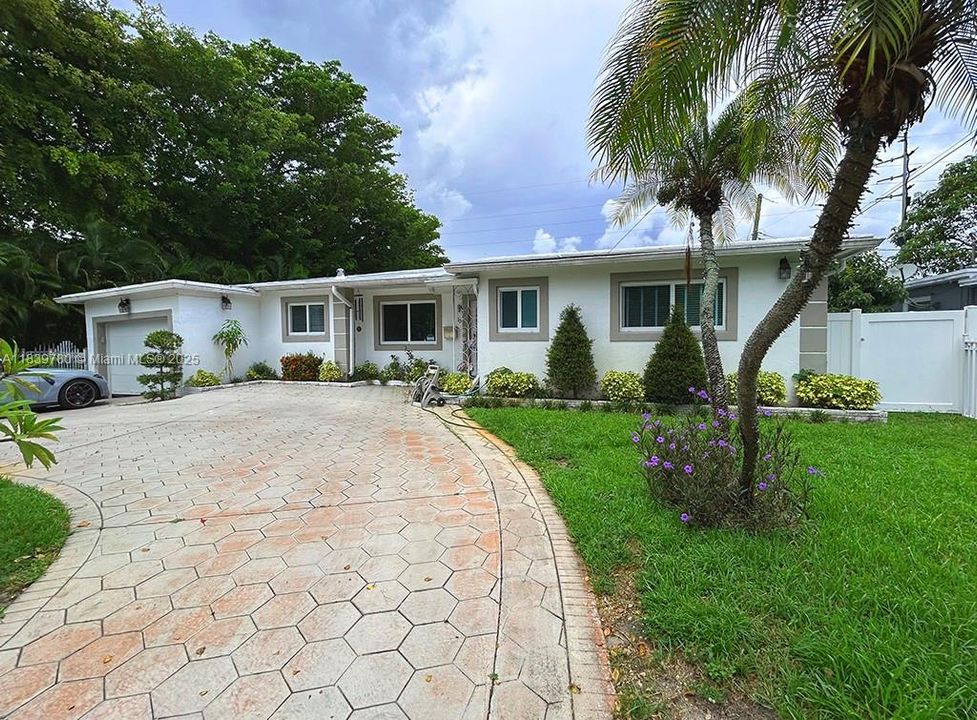 Active With Contract: $4,250 (3 beds, 2 baths, 1812 Square Feet)