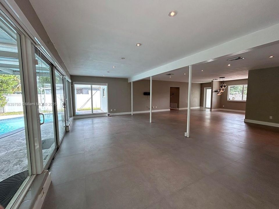 Active With Contract: $4,250 (3 beds, 2 baths, 1812 Square Feet)