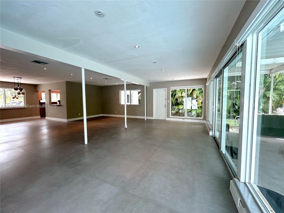 Active With Contract: $4,250 (3 beds, 2 baths, 1812 Square Feet)