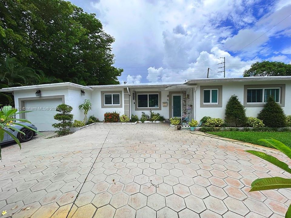 Active With Contract: $4,250 (3 beds, 2 baths, 1812 Square Feet)