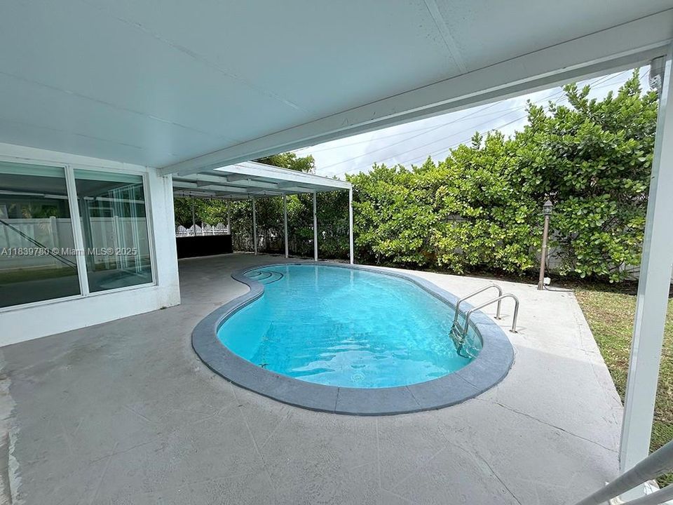 Active With Contract: $4,250 (3 beds, 2 baths, 1812 Square Feet)