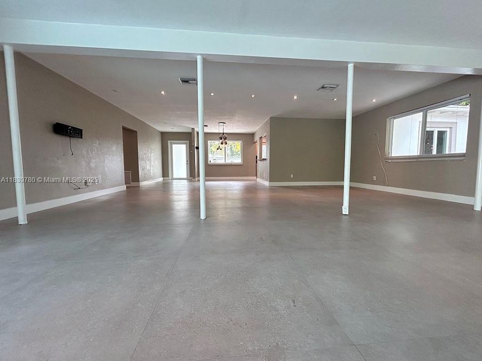 Active With Contract: $4,250 (3 beds, 2 baths, 1812 Square Feet)