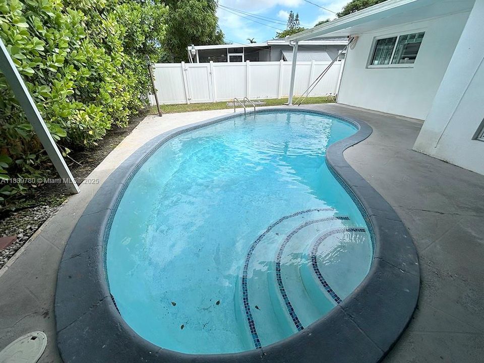 Active With Contract: $4,250 (3 beds, 2 baths, 1812 Square Feet)