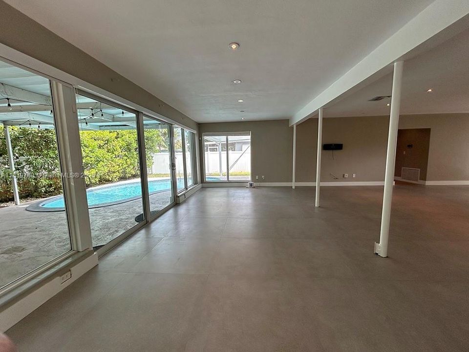 Active With Contract: $4,250 (3 beds, 2 baths, 1812 Square Feet)