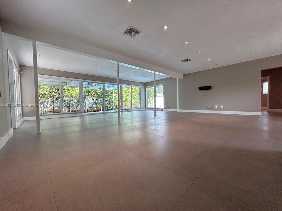 Active With Contract: $4,250 (3 beds, 2 baths, 1812 Square Feet)