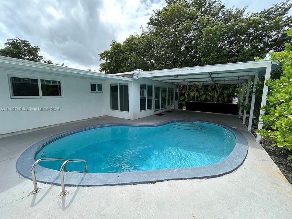 Active With Contract: $4,250 (3 beds, 2 baths, 1812 Square Feet)