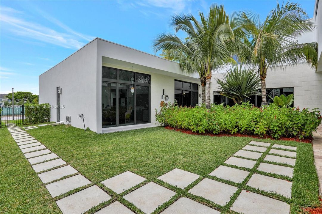 For Rent: $18,500 (5 beds, 6 baths, 7230 Square Feet)