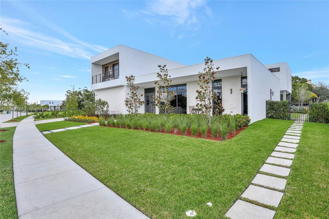 For Rent: $18,500 (5 beds, 6 baths, 7230 Square Feet)