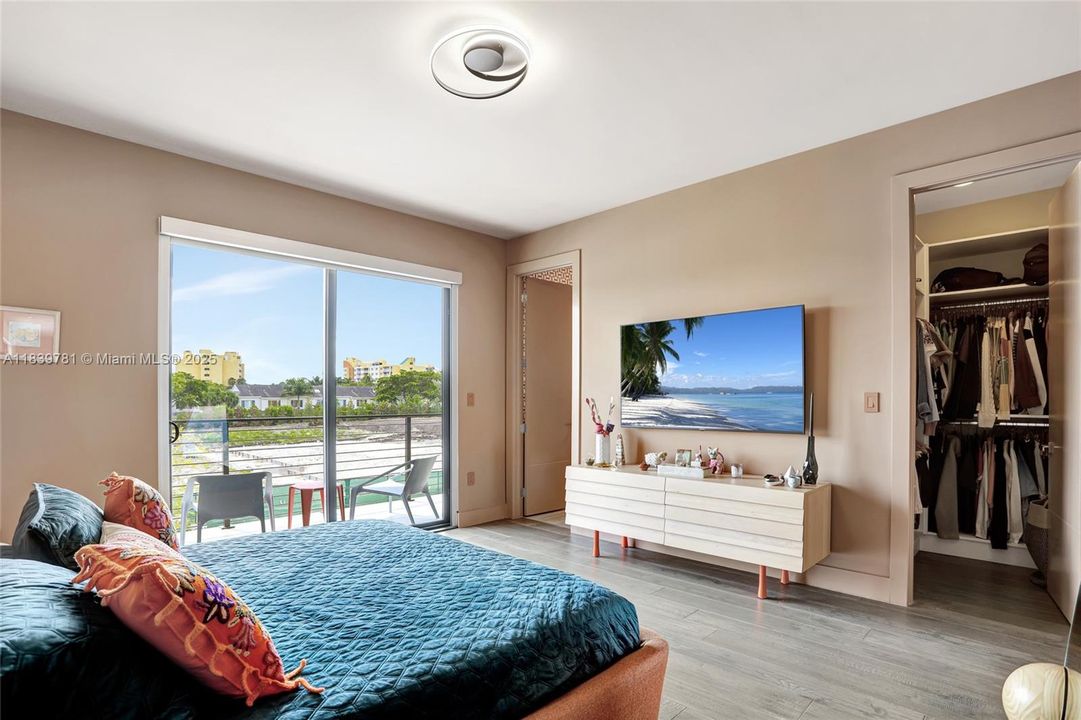 For Rent: $18,500 (5 beds, 6 baths, 7230 Square Feet)