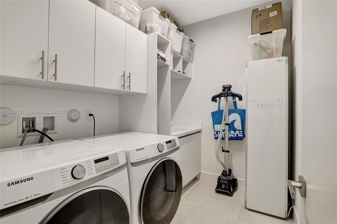 For Rent: $18,500 (5 beds, 6 baths, 7230 Square Feet)