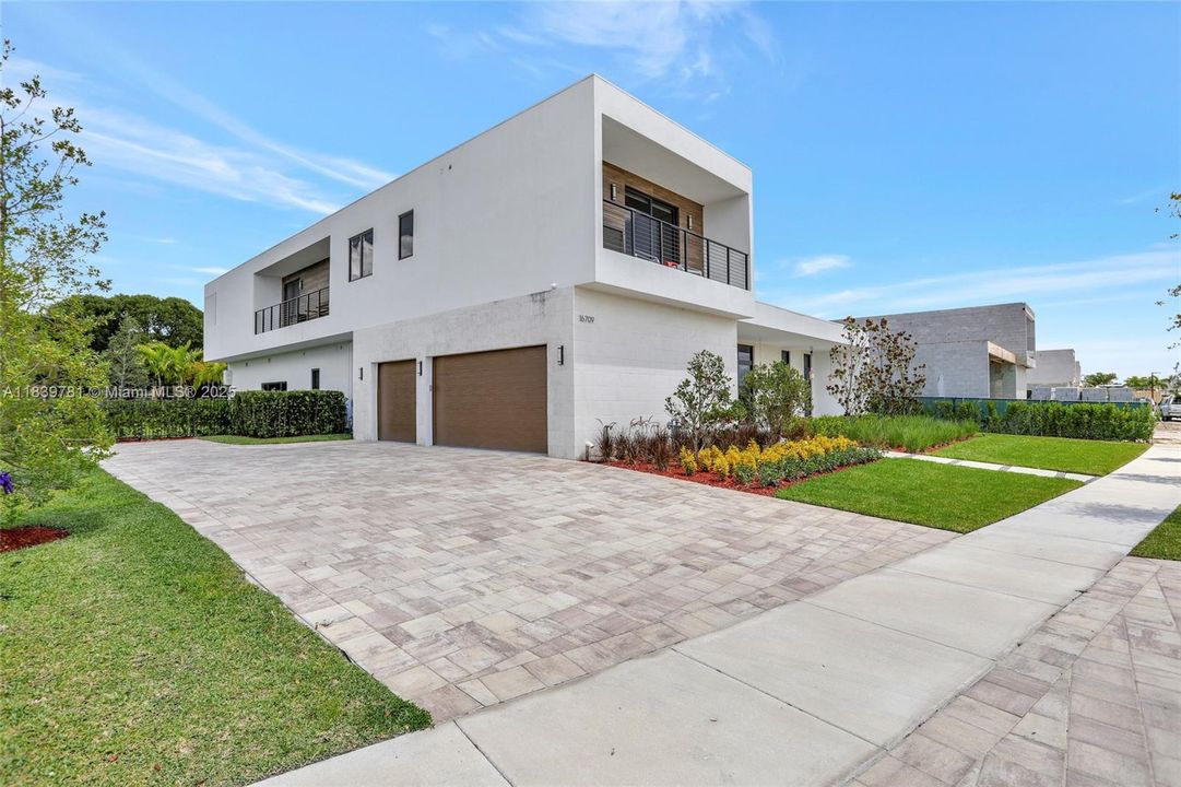 For Rent: $18,500 (5 beds, 6 baths, 7230 Square Feet)