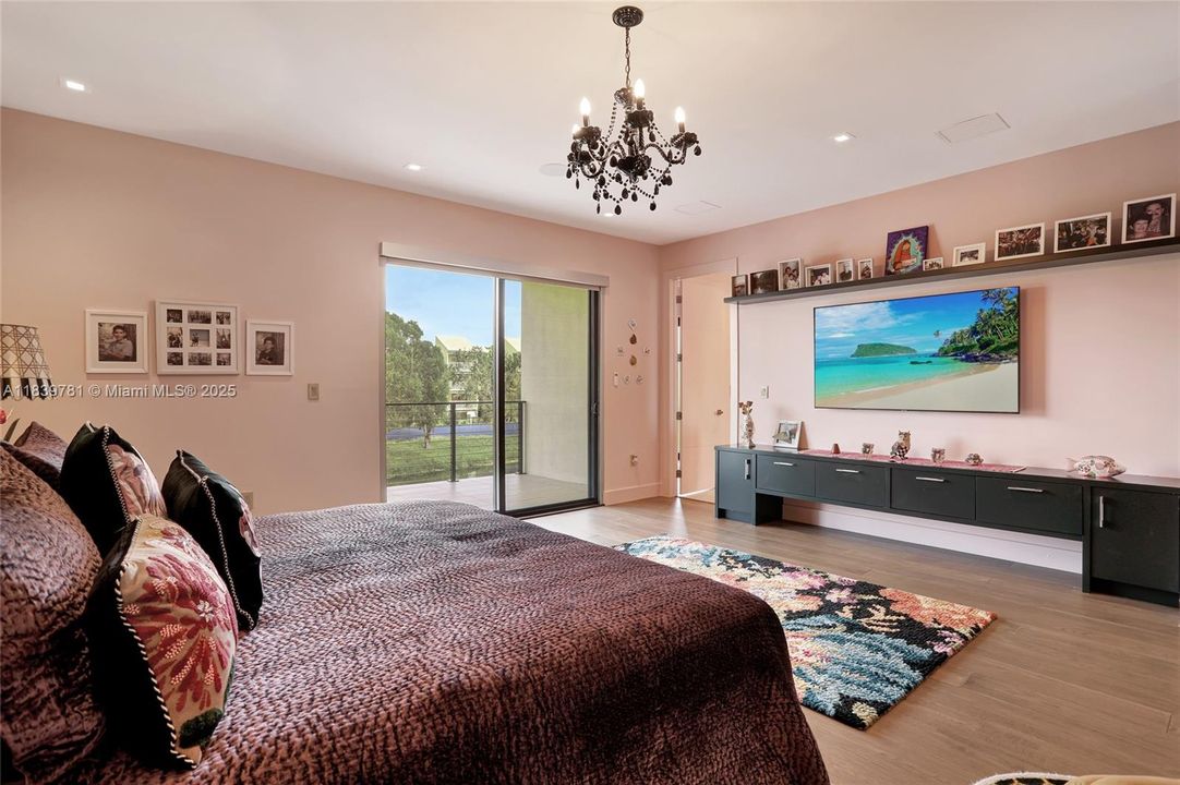 For Rent: $18,500 (5 beds, 6 baths, 7230 Square Feet)