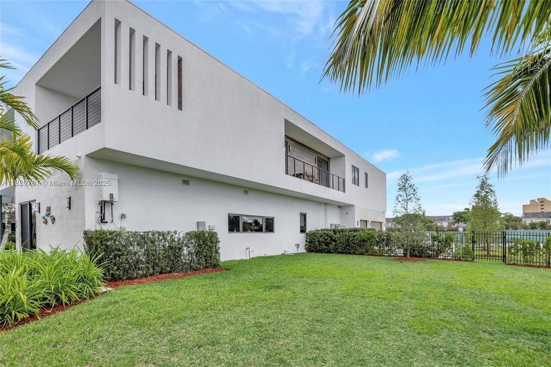 For Rent: $18,500 (5 beds, 6 baths, 7230 Square Feet)