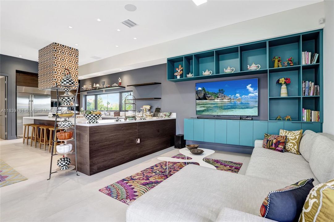 For Rent: $18,500 (5 beds, 6 baths, 7230 Square Feet)