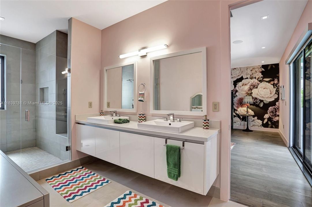 For Rent: $18,500 (5 beds, 6 baths, 7230 Square Feet)