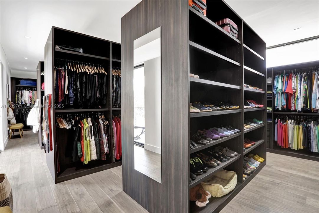 For Rent: $18,500 (5 beds, 6 baths, 7230 Square Feet)