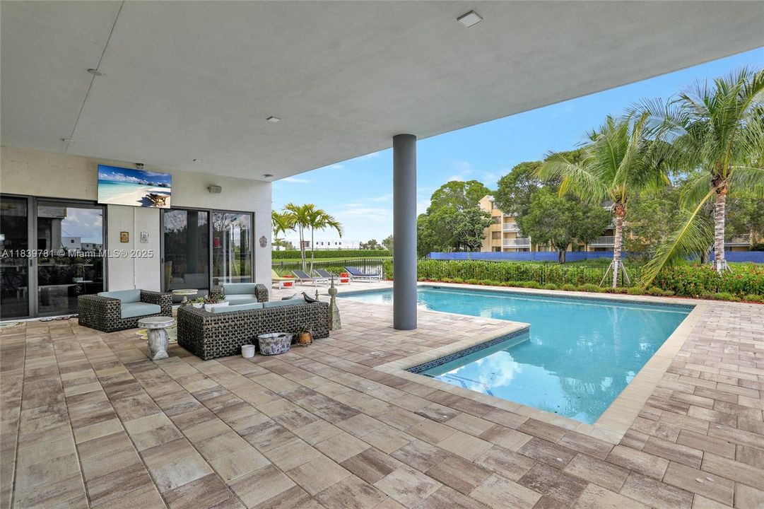 For Rent: $18,500 (5 beds, 6 baths, 7230 Square Feet)