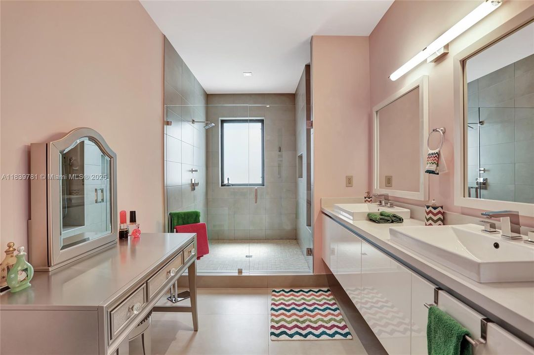 For Rent: $18,500 (5 beds, 6 baths, 7230 Square Feet)