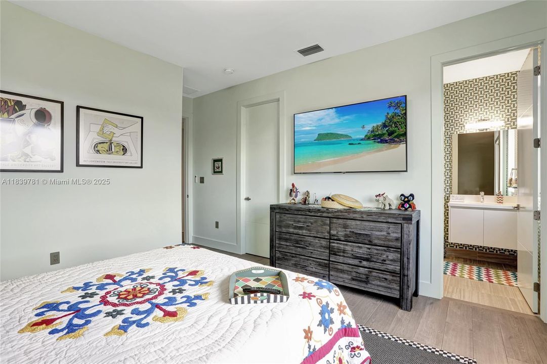 For Rent: $18,500 (5 beds, 6 baths, 7230 Square Feet)