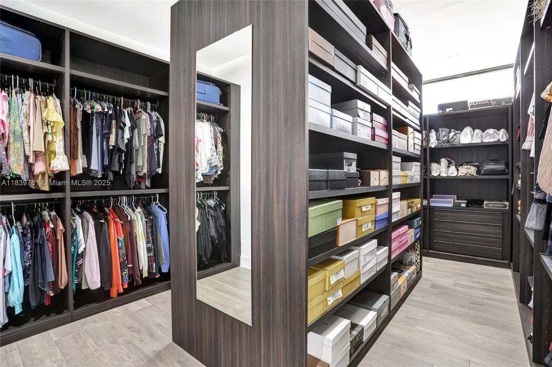 For Rent: $18,500 (5 beds, 6 baths, 7230 Square Feet)