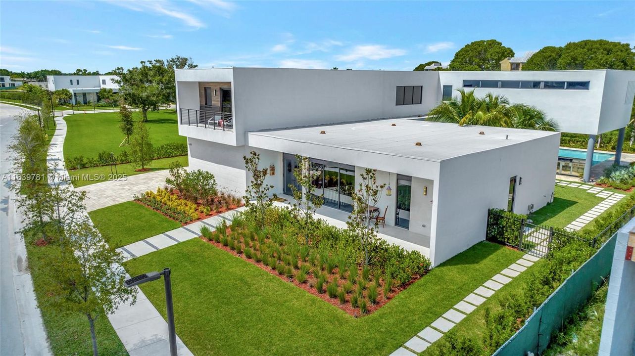 For Rent: $18,500 (5 beds, 6 baths, 7230 Square Feet)