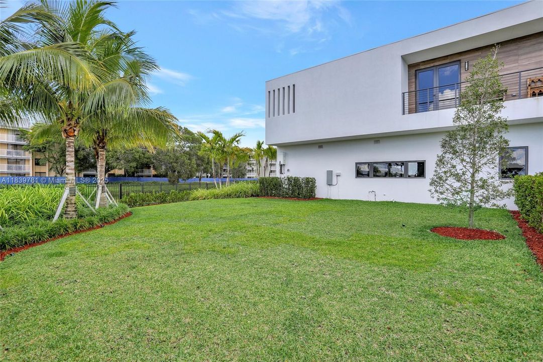 For Rent: $18,500 (5 beds, 6 baths, 7230 Square Feet)