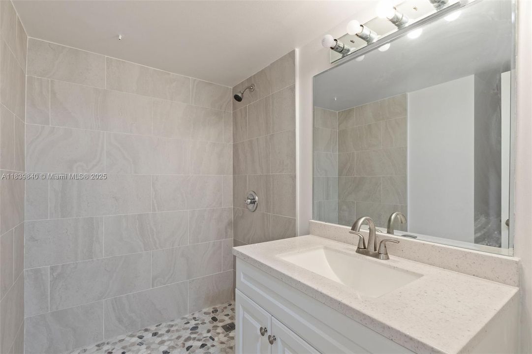 合同活跃: $239,900 (2 贝兹, 2 浴室, 940 平方英尺)