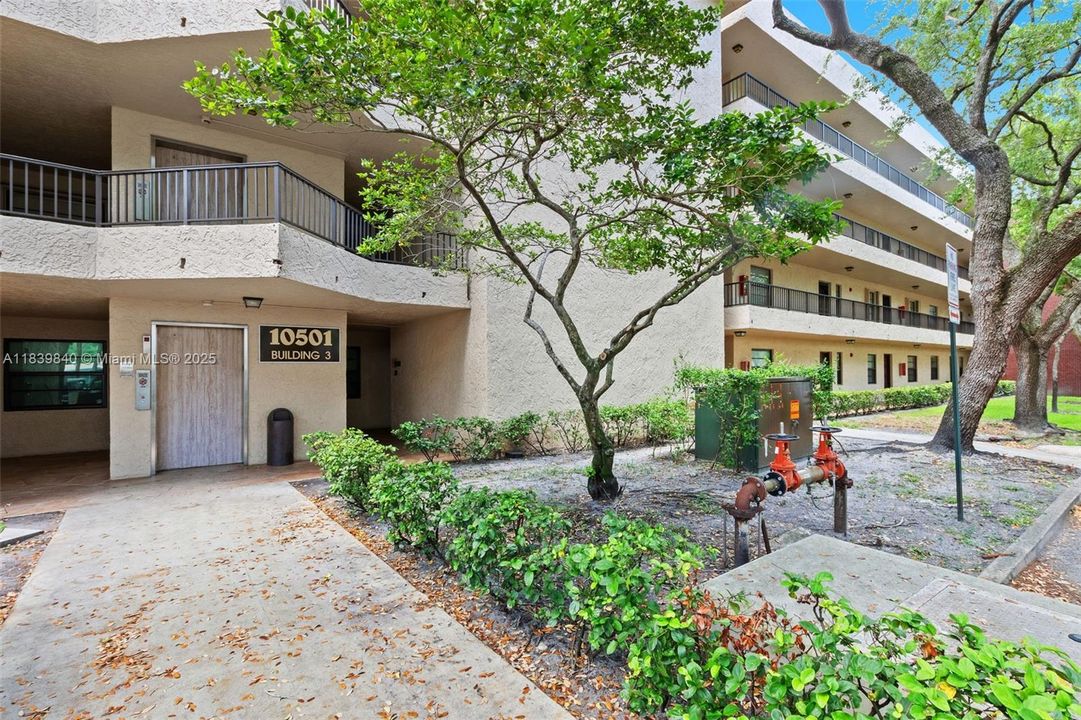 合同活跃: $239,900 (2 贝兹, 2 浴室, 940 平方英尺)