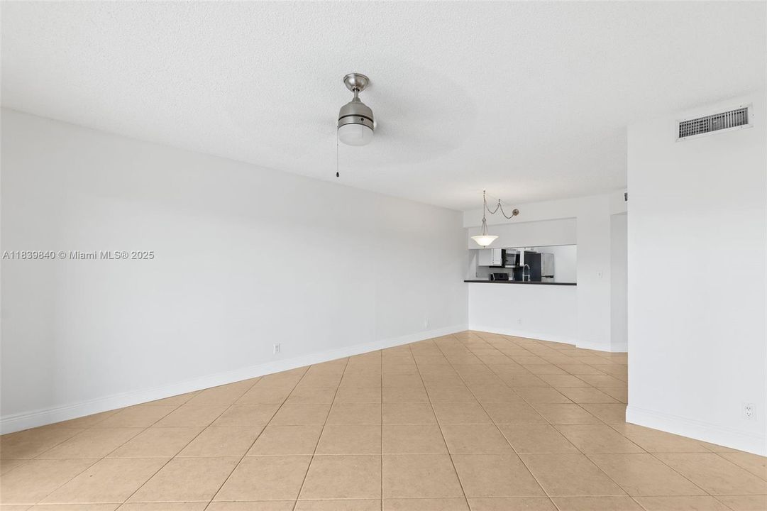 合同活跃: $239,900 (2 贝兹, 2 浴室, 940 平方英尺)