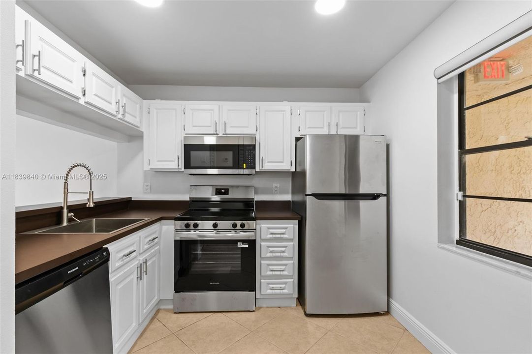 合同活跃: $239,900 (2 贝兹, 2 浴室, 940 平方英尺)