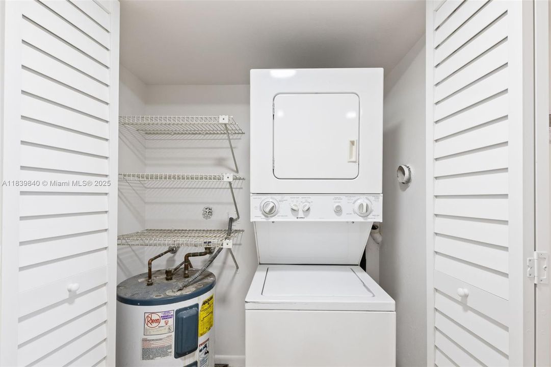 合同活跃: $239,900 (2 贝兹, 2 浴室, 940 平方英尺)