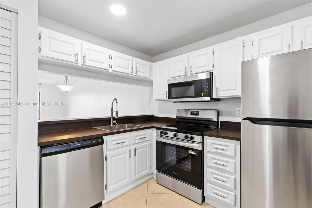 合同活跃: $239,900 (2 贝兹, 2 浴室, 940 平方英尺)