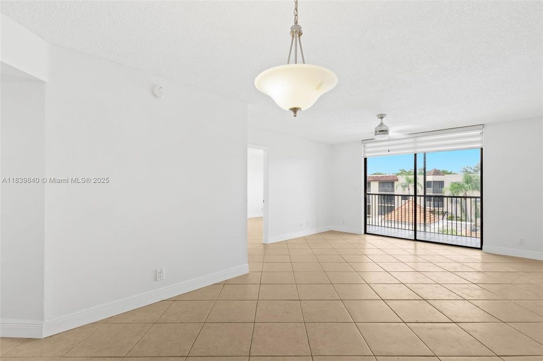 合同活跃: $239,900 (2 贝兹, 2 浴室, 940 平方英尺)