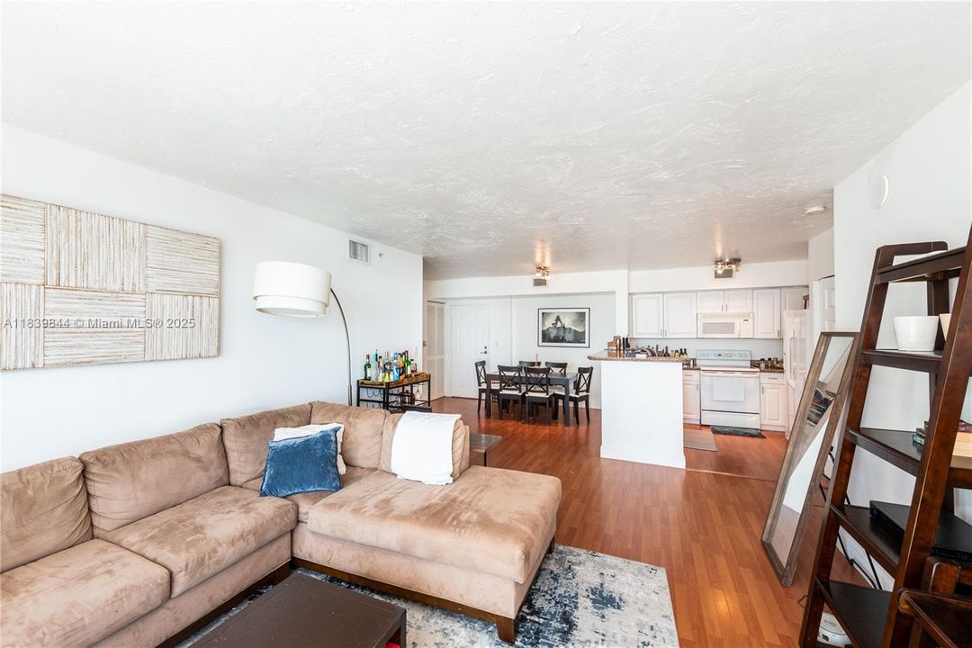 For Sale: $635,000 (2 beds, 2 baths, 1140 Square Feet)