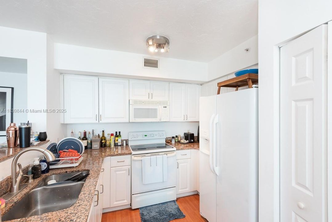 For Sale: $635,000 (2 beds, 2 baths, 1140 Square Feet)