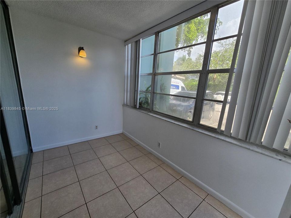 For Sale: $149,800 (1 beds, 1 baths, 780 Square Feet)