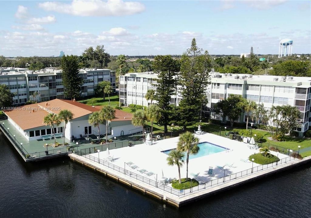 For Sale: $149,800 (1 beds, 1 baths, 780 Square Feet)