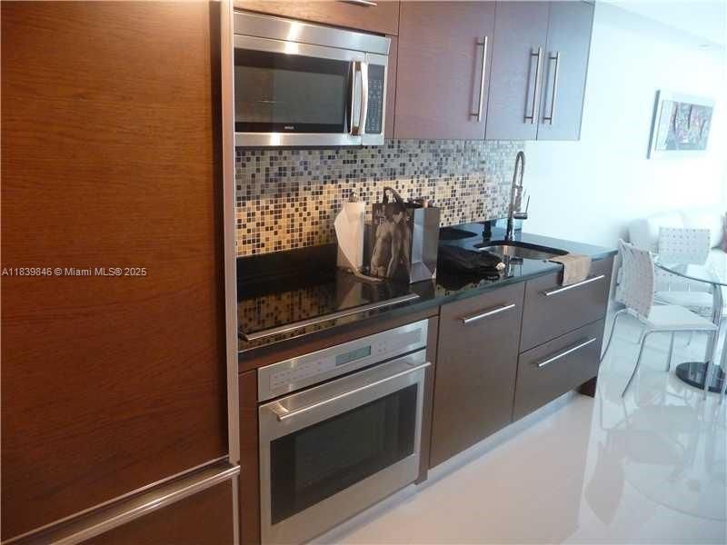 Recently Rented: $3,300 (1 beds, 1 baths, 597 Square Feet)