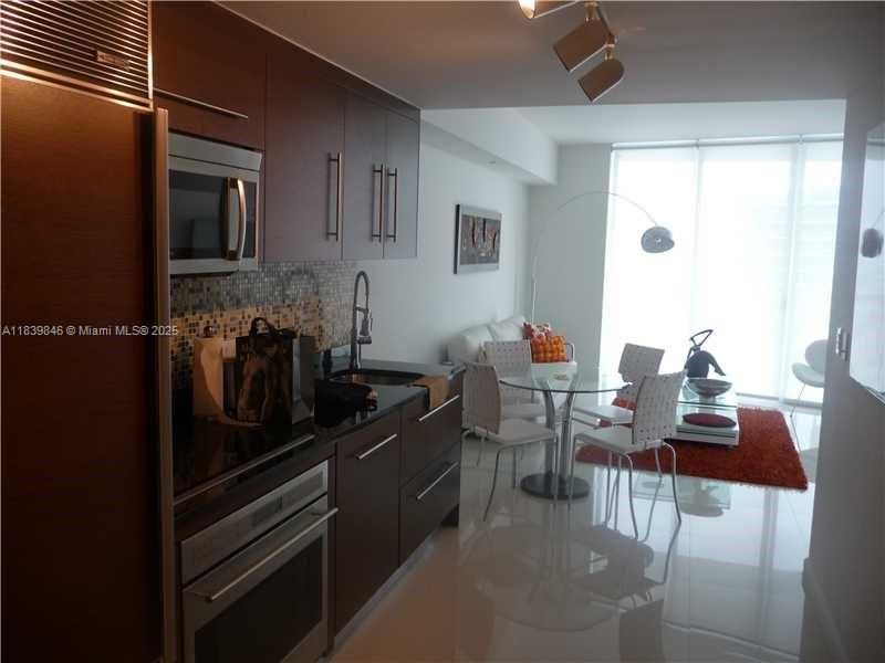 Recently Rented: $3,300 (1 beds, 1 baths, 597 Square Feet)