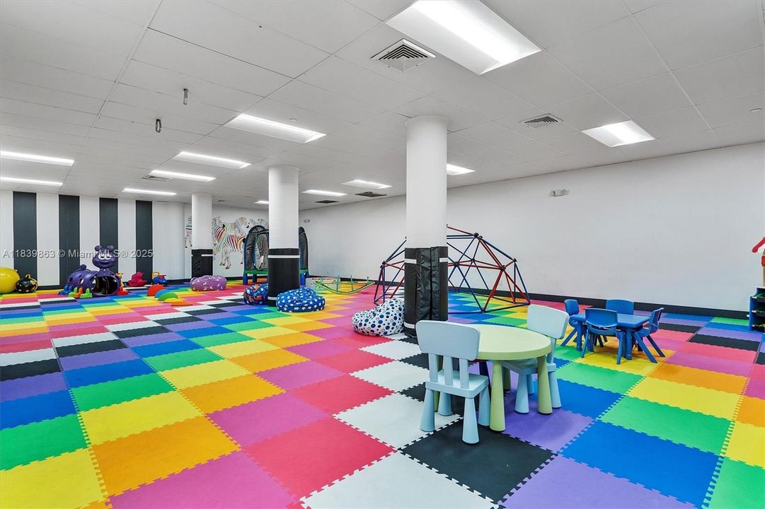 На продажу: $349,000 (0 спален, 1 ванн, 726 Квадратных фут)