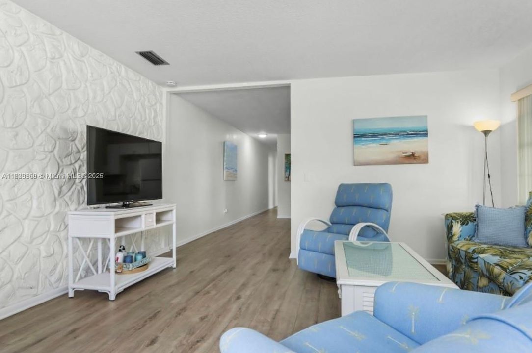 出租: $3,000 (2 贝兹, 2 浴室, 2464 平方英尺)