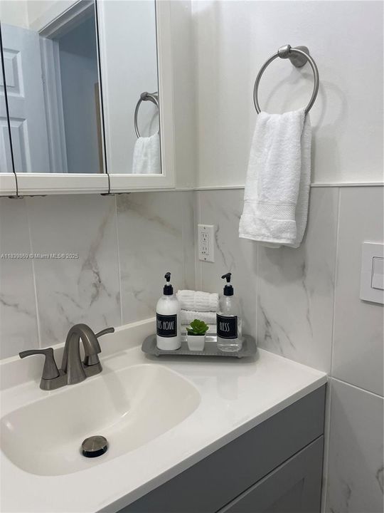 出租: $3,000 (2 贝兹, 2 浴室, 2464 平方英尺)