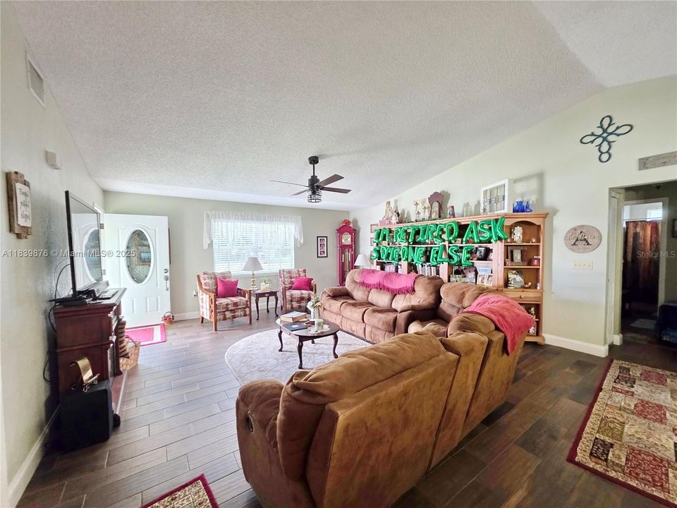 待售: $379,000 (3 贝兹, 2 浴室, 1416 平方英尺)