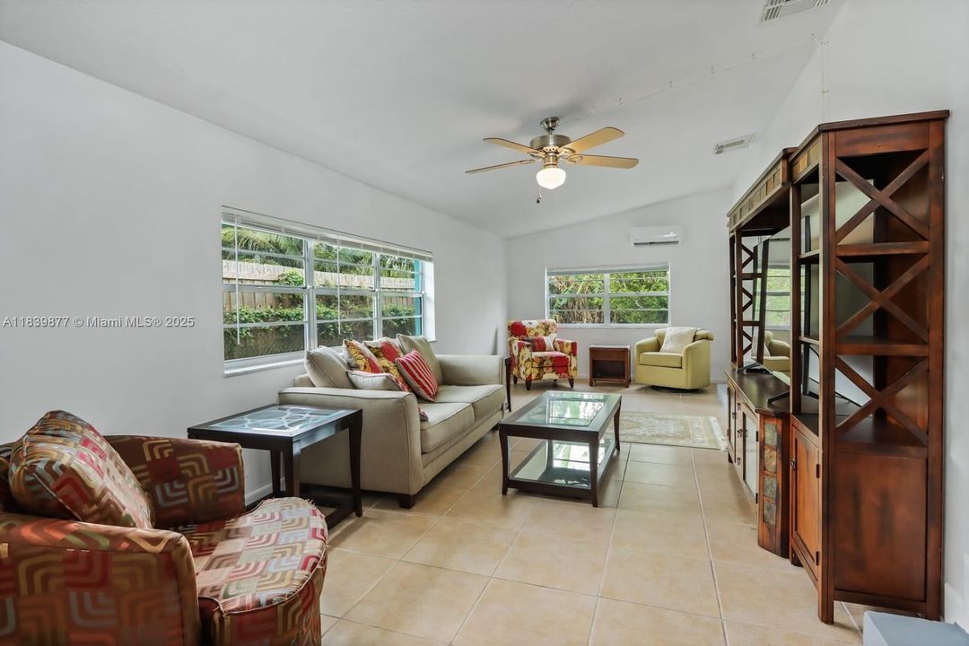 En Renta: $3,200 (3 camas, 2 baños, 2464 Pies cuadrados)