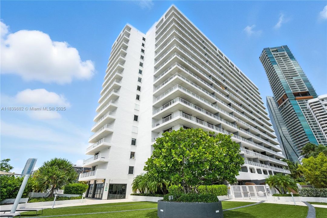 For Sale: $680,000 (2 beds, 2 baths, 1028 Square Feet)