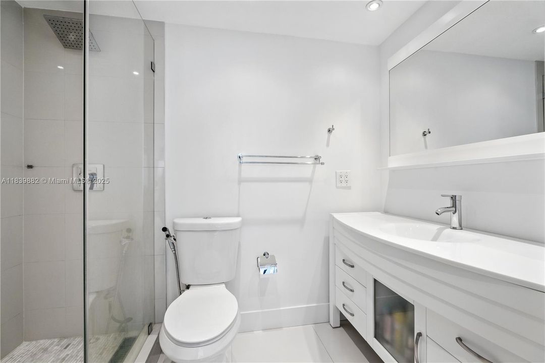 For Sale: $680,000 (2 beds, 2 baths, 1028 Square Feet)