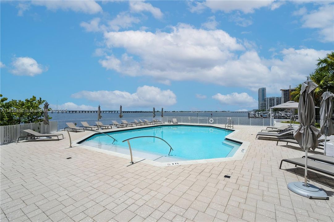 For Sale: $680,000 (2 beds, 2 baths, 1028 Square Feet)