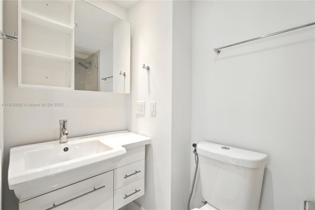 For Sale: $680,000 (2 beds, 2 baths, 1028 Square Feet)